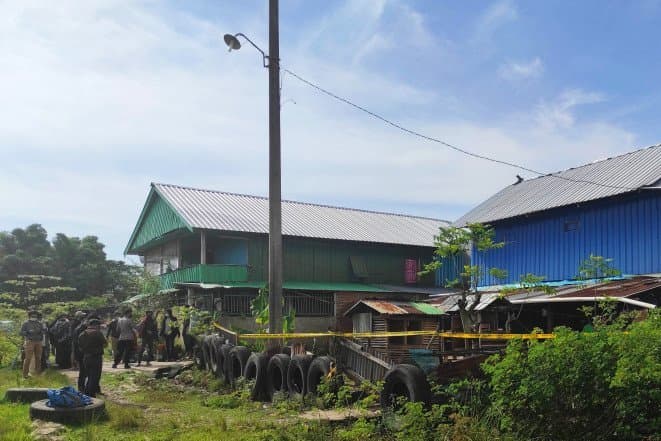 Rumah terduga teroris dipasangi garis polisi usai ditembak mati di Jalan Manuruki 3, RT/RW 001/002, Kelurahan Sudiang Raya, Kecamatan Biringkanaya, Kota Makassar, Sulawesi Selatan, Kamis (15/4). Darwin Fatir/Antara - Image