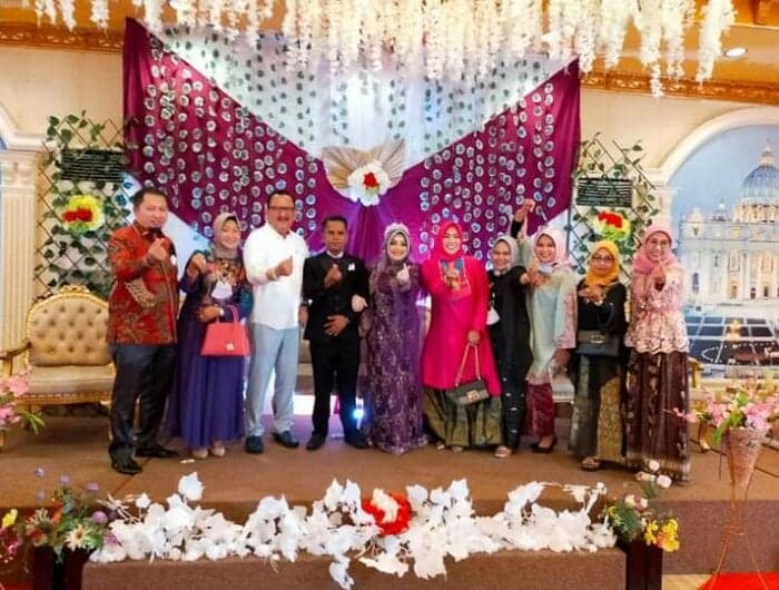 Pernikahan Bau Tenri Abeng dan Raja Muhammad Hasbi yang dihadiri Ketua DPD Partai Demokrat Sulsel. (Dok Facebook Ndi Ten) - Image