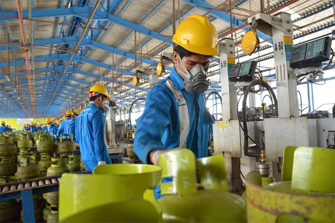 Ilustrasi pegawai PT Perrtamina tengah memeriksa pasokan tabung LPG. - Image