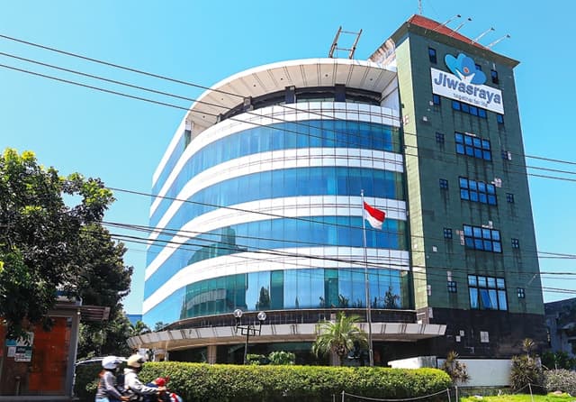 AMAN: Hakim menolak permohonan sita jaminan terhadap gedung Jiwasraya di Jalan Arjuno untuk membayar polis asuransi Rp 500 juta. (Dimas Maulana/Jawa Pos) - Image