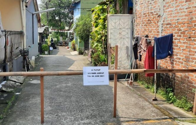 Penutupan sementara lingkungan RW 6 Kelurahan Kelapa Dua, Kecamatan Kelapa Dua, Kabupaten Tangerang, Banten, setelah puluhan warga di wilayah itu terpapar Covid-19. Azmi Samsul Maarif/Antara - Image