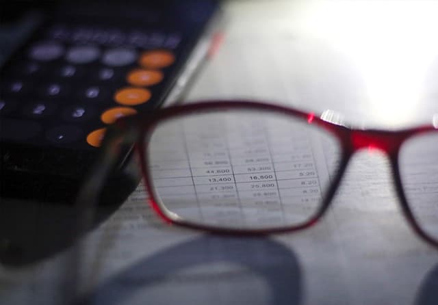 BERHITUNG RISIKO: Calon investor harus memahami instrumen investasi untuk mengurangi risiko kerugian. Termasuk surat utang pemerintah dan korporat. (Salman Toyibi/Jawa Pos) - Image