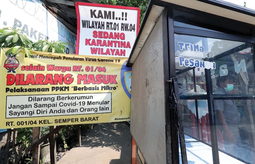LOCKDOWN LOKAL: RT 001/04 Kelurahan Semper Barat, Jakarta Utara, memberlakukan karantina terbatas setelah ada warganya yang terpapar Covid-19. (FEDRIK TARIGAN/JAWA POS) - Image