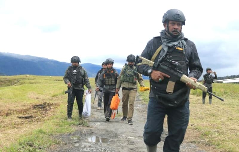 KEJAR: Aparat gabungan TNI-Polri saat melakukan penyisiran KKB di sekitar Bandara Aminggaru, Ilaga, Kabupaten Puncak, kemarin (4/6). (ANTARA HO-HUMAS SATGAS NEMANGKAWI) - Image