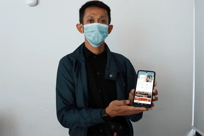 Ilustrasi seorang peserta JKN-KIS melakukan screening kesehatan secara digital melalui aplikasi Mobile JKN dan CHIKA dengan aplikasi TELEGRAM (@BPJSKes_bot). - Image