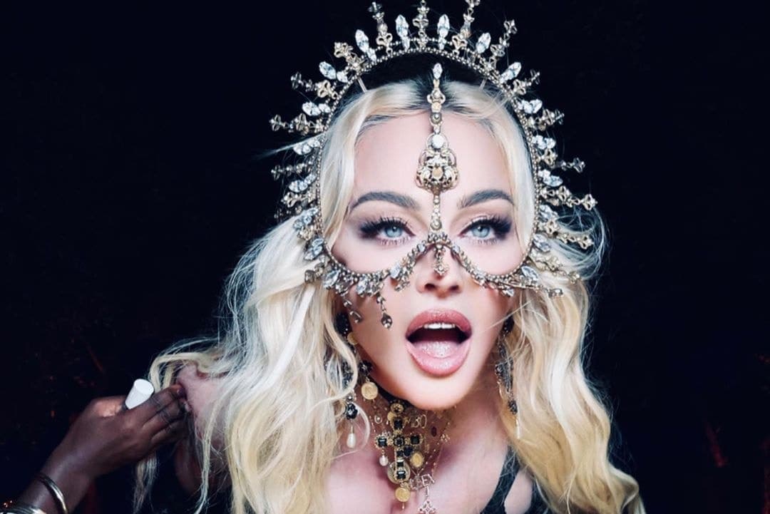Headpiece karya Rinaldy Yunardi yang dikenakan Madonna. - Image
