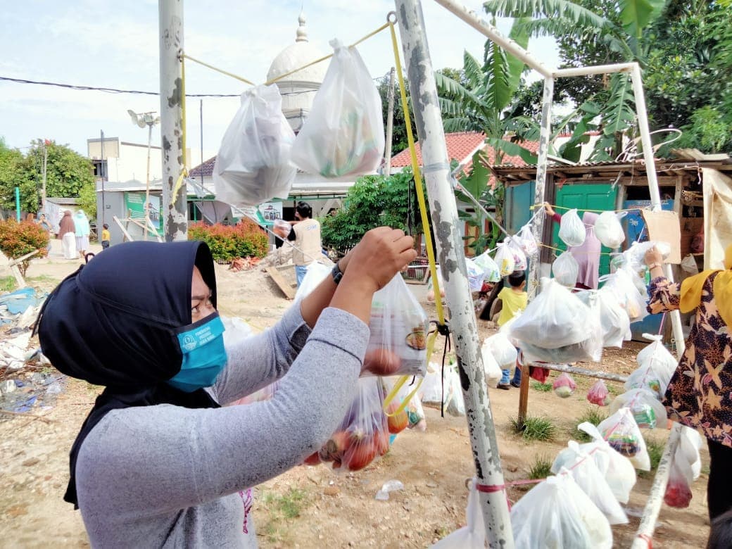 Berbagi bahan sembako oleh Lembaga Kemanusiaan Indonesia Care untuk ibu-ibu prasejahtera terdampak covid-19. (ISTIMEWA) - Image