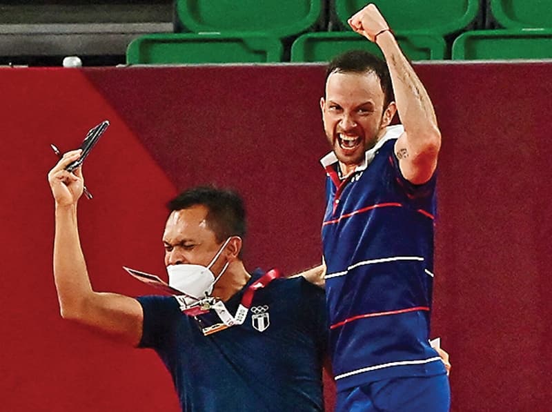 KIPRAH DI LUAR INDONESIA: Muamar Qadafi dan Kevin Cordon setelah laga 16 besar tunggal putra Olimpiade Tokyo (29/7). (PEDRO PARDO/AFP) - Image