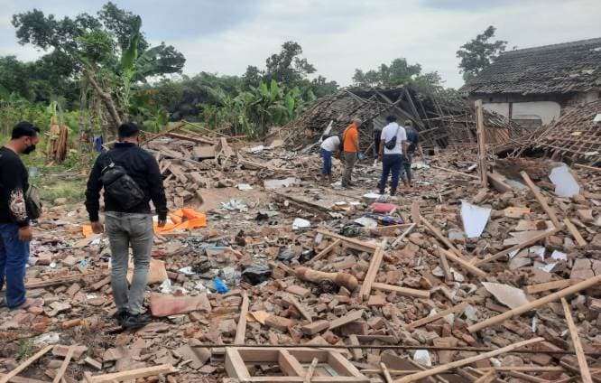 Kondisi rumah yang hancur akibat ledakan diduga bom ikan di Pasuruan. Istimewa - Image