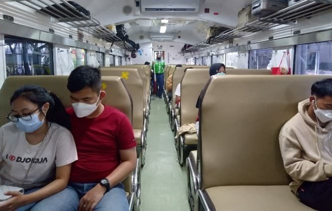 KA Penataran tujuan Malang berhenti di Stasiun Gubeng Baru. Rafika Yahya/JawaPos.com - Image