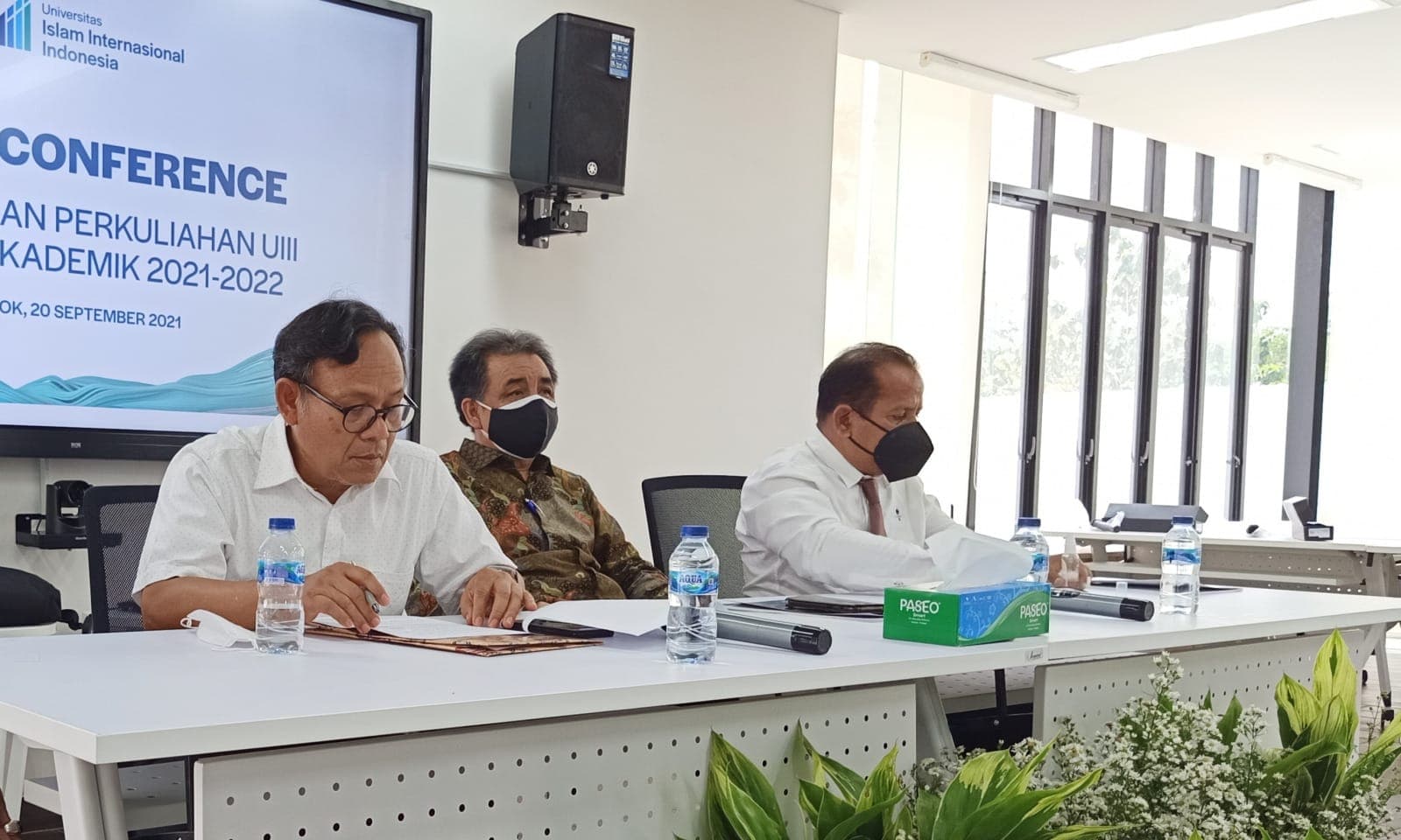 Rektor UIII Komaruddin Hidayat (kiri) bersama Warek UIII Bidang Akademik, Kemahasiswaan, dan SDM Bahrul Hayat (tengah) di kompleks kampus UIII Depok, Jawa Barat (20/9). Foto: Hilmi Setiawan/Jawa Pos - Image