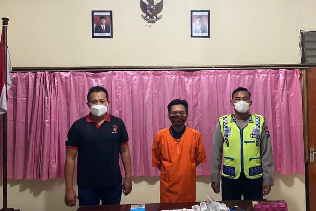 Pelaku suntik pemutih illegal, Miftakhul Makhin (tengah), diamankan Polres Gresik. Polres Gresik/Antara - Image