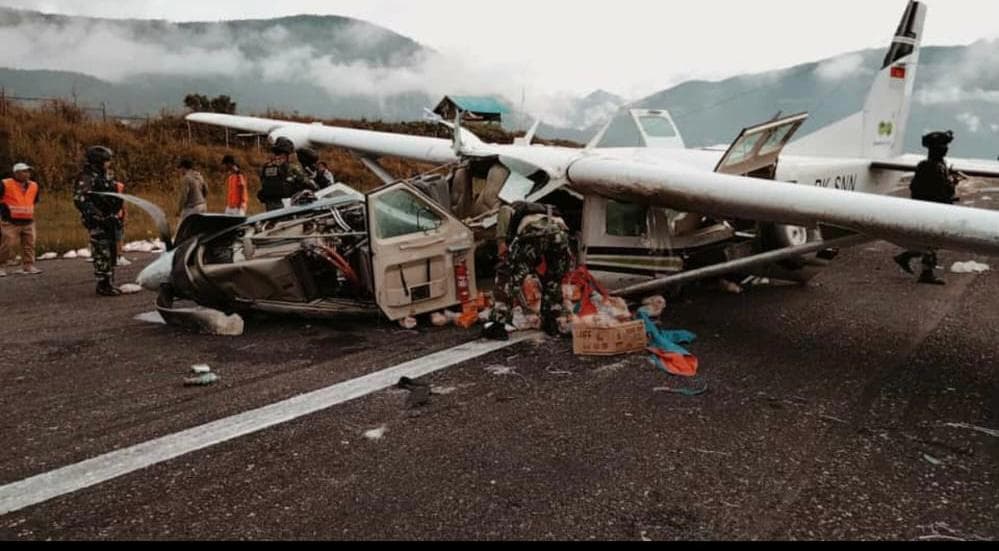 Pesawat Smart PK-SNN mengalami kecelakaan di Bandara Aminggaru Ilaga, Distrik Omukia, Kabupaten Puncak, Papua, pada Senin (25/10) sekitat pukul 07.20 WIT. (Istimewa) - Image