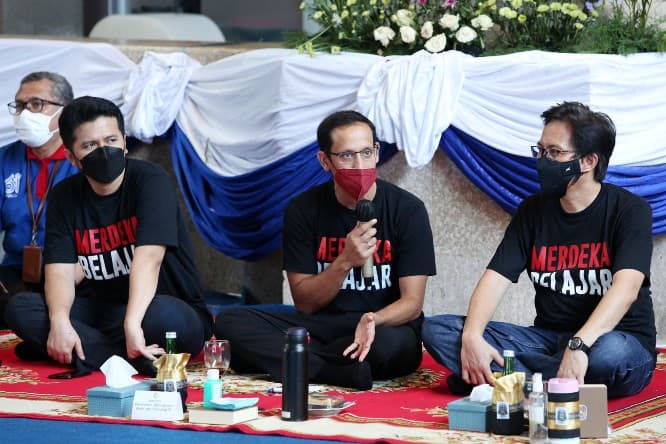 Dari kiri, Wakil Gubernur Jawa Timur Emil Dardak, Mendikbud Nadiem Makarim, Rektor ITS M. Ashari (Robertus Risky/Jawa Pos) - Image