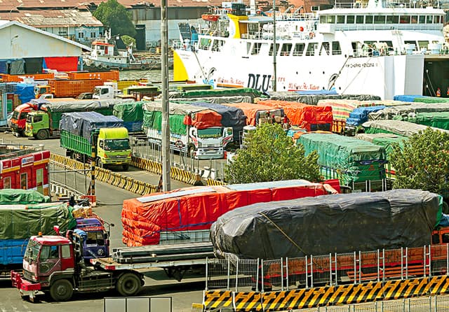 MEMBERATKAN: Pengusaha meminta aturan sopir truk menjalani tes Covid-19 maksimal 14 hari sebelum keberangkatan dikaji ulang. (Ahmad Khusaini/Jawa Pos) - Image