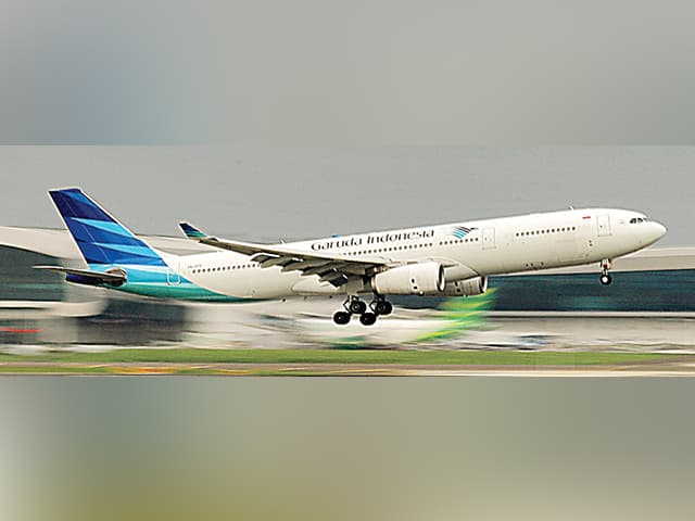 DALAM SOROTAN: Pesawat Garuda tengah lepas landas di Bandara Soekarno-Hatta, Tangerang (1/11). (HANUNG HAMBARA/JAWA POS) - Image