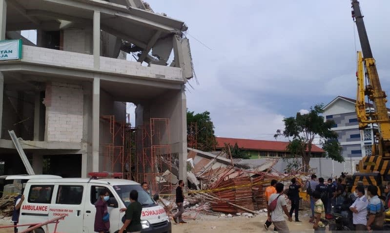 Petugas mengerahkan ambulans untuk mengevakuasi korban tertimpa reruntuhan sekolah roboh di Cengkareng, Jakarta Barat, Rabu (17/11/2021). (ANTARA/Walda) - Image