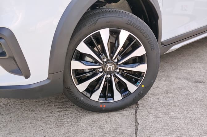 Foto: Ilustrasi: Mobil dengan pemakaian pelek dan diameter ban besar semakin wajar saat ini. (RianAlfianto/JawaPos.com). - Image