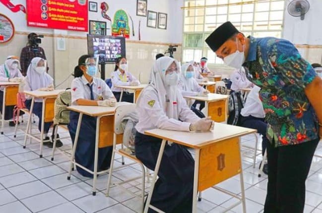 Wali Kota Surabaya Eri Cahyadi ketika menemui siswa. Dok. JawaPos - Image