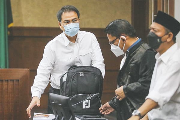 SIAPKAN PEMBELAAN: Terdakwa Azis Syamsuddin setelah mengikuti sidang tuntutan di Pengadilan Tipikor Jakarta kemarin (24/1). (FEDRIK TARIGAN/JAWA POS) - Image