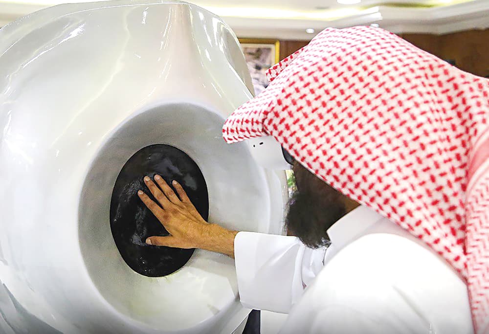 BUKAN HAJI: Dengan perangkat kamera VR, umat Islam bisa merasakan menyentuh Hajar Aswad meski tidak ke Makkah secara langsung. (TWITTER) - Image