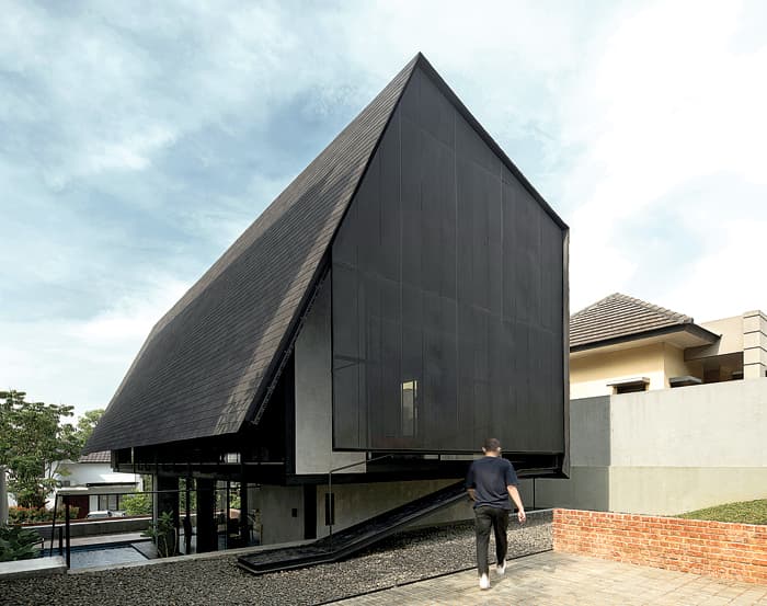 ASIMETRIS NAN UNIK: Fasad dengan dominasi warna hitam. Cat hitam diaplikasikan pada material besi yang membutuhkan coating agar tahn karat. Bentuk asimetris itu menyesuaikan dengan pola potongan baja  Foto: SPOA Architecture - Image