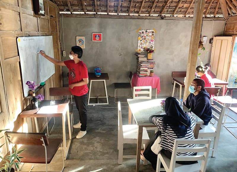 KOLABORASI: Tio mengajarkan aksara Jawa dan Kelas Hanacaraka di Sanggar Seni Kinanti Sekar pada Selasa (22/2). (ILHAM DWI WANCOKO/JAWA POS) - Image