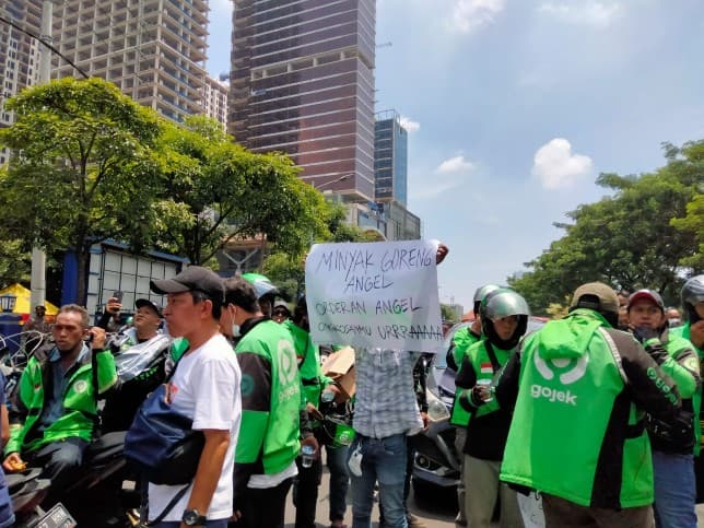 Aksi driver ojol di depan Kantor Dinas Perhubungan Jawa Timur. Rafika Yahya/JawaPos.com - Image