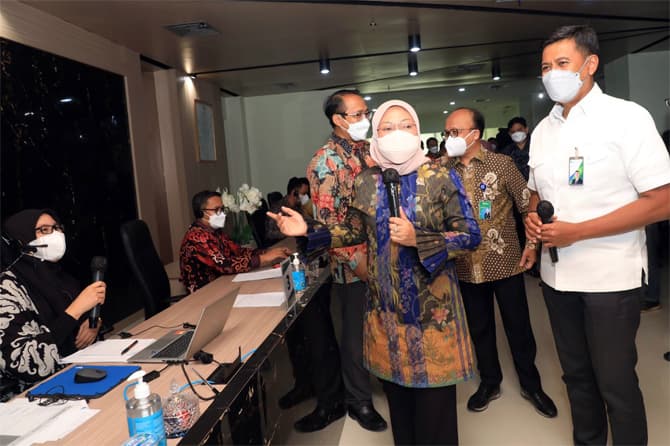 Direktur Utama BPJAMSOSTEK Anggoro Eko Cahyo mendampingi Menteri Ketenagakerjaan RI Ida Fauziah dalam dialog bersama peserta penerima manfaat JKP di Gedung Pusat Pasar Kerja, Jakarta, Kamis (10/3). - Image