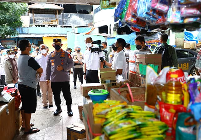 Kapolri Jenderal Listyo Sigit Prabowo saat meninjau stok minyak goreng curah di Pasar Minggu. (Mabes Polri untuk JawaPos.com) - Image