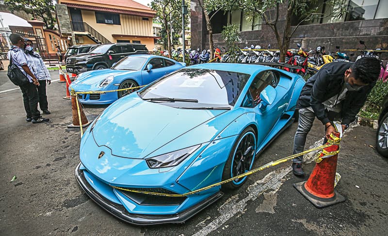 10 Kendaraan Mewah Doni Salmanan Dilelang Senilai Rp 9,8 Miliar - Image