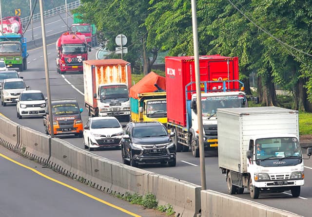 NAIK LAGI: Aktivitas lalu lintas di tol Surabaya-Gempol. Kenaikan tarif tol menuai beragam protes. Salah satunya dari pengusaha ekspedisi maupun transportasi umunm. (Ahmad Khusaini/Jawa Pos) - Image