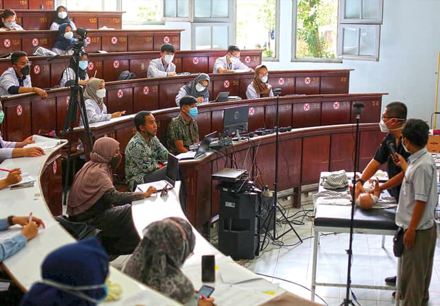 KULIAH TATAP MUKA: Sejumlah mahasiswa Fakultas Kedokteran Unair mengikuti kuliah tatap muka di Ruang Propadeus, Kampus A Unair, beberapa waktu lalu. Unait termasuk yang digendong Pemkot Surabaya. (Robertus Risky/Jawa Pos) - Image