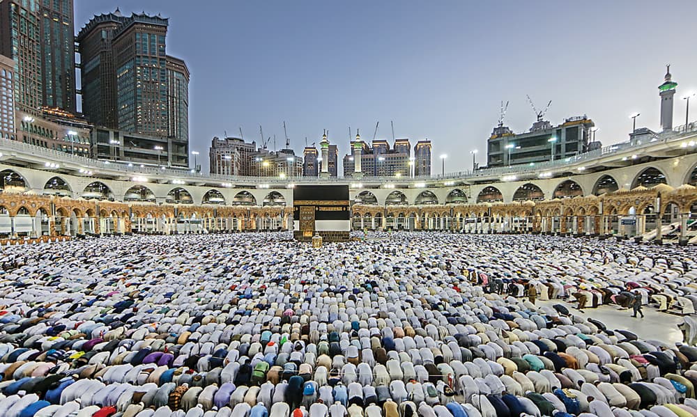 SEBELUM PANDEMI: Umat Islami dari berbagai negara melaksanakan salat di Masjidilharam pada Agustus 2019. Pemandangan itu tampak lagi tahun ini karena Saudi mengizinkan sejuta jamaah menunaikan ibadah haji. (AFP) - Image