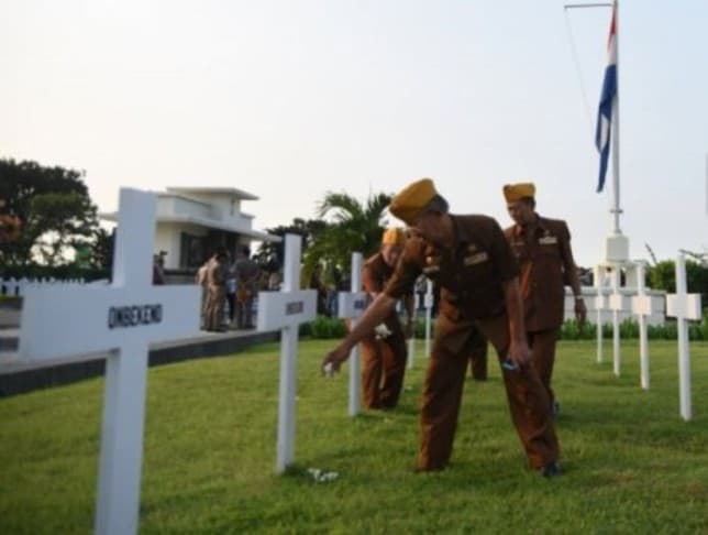 Legiun Veteran Republik Indonesia (LVRI) saat menaburkan bunga ketika ziarah di Ereveld (makam kehormatan) Kembang Kuning Surabaya, Jawa Timur. - Image