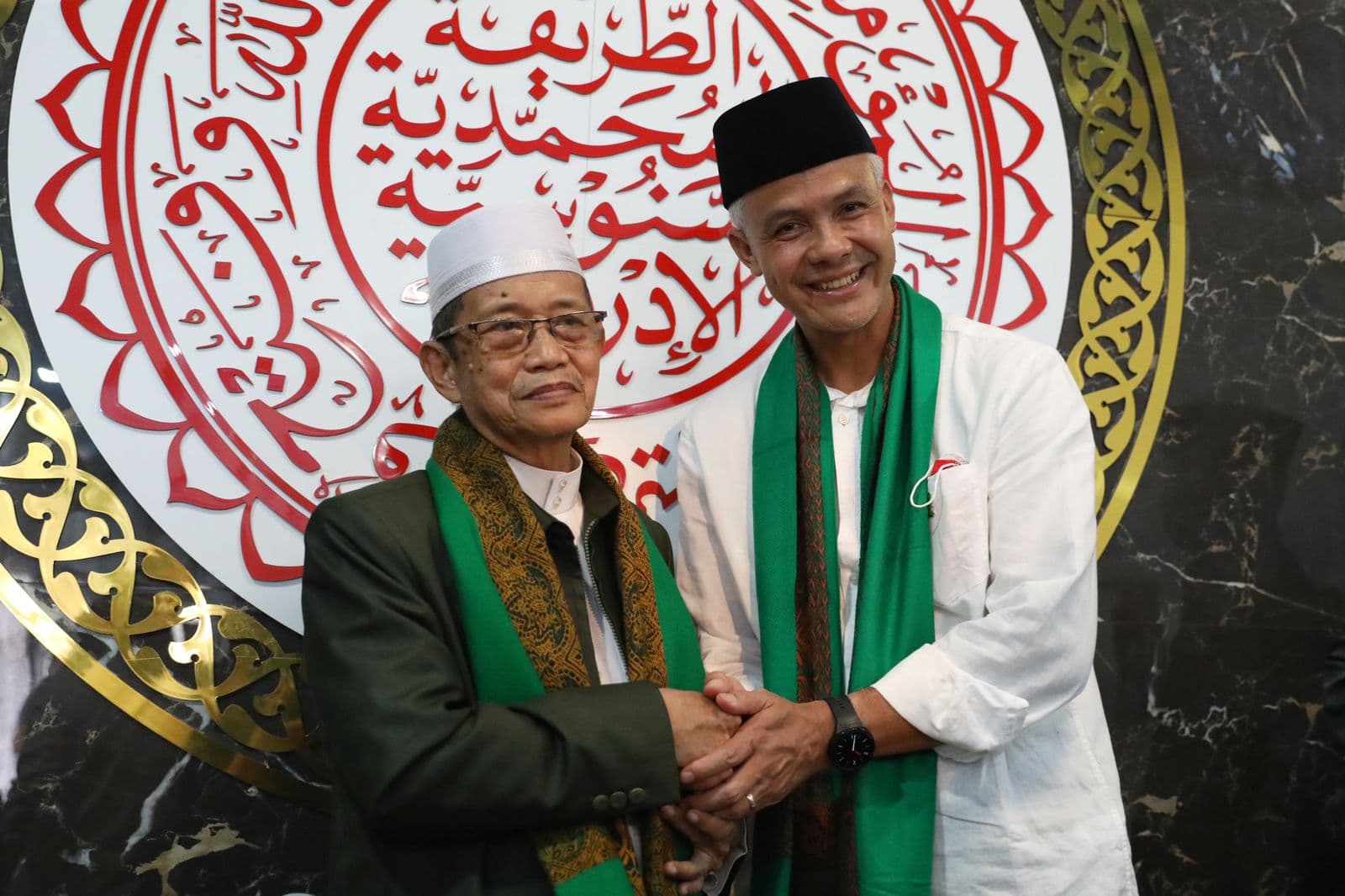 Gubernur Jawa Tengah Ganjar Pranowo menyempatkan sowan ke kediaman KH Anne Gurutta Haji (AGH) Dr. Baharuddin - Image