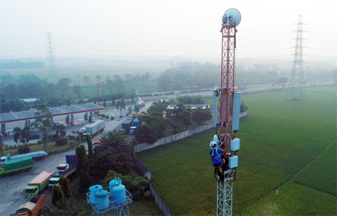 Ilustrasi seorang pekerja tengah melakukan perawatan merana BTS - Image