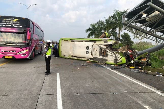 Petugas melakukan evakuasi korban kecelakaan bus di tol Surabaya&ndash;Mojokerto. Sat PJR Polda Jatim/Antara - Image