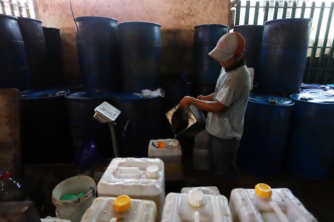 Pemerintah mensosialisasi pembelian minyak goreng curah rakyat (MGCR) Rp 14.000 per liter atau Rp 15.500 per kilogram (Kg) melalui aplikasi PeduliLindungi terhitung sejak hari ini (27/6). Setelah sosialisasi dalam dua minggu ke depan, pembelian wajib dila - Image