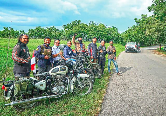 SANG PENELUSUR: Rombongan Ady Setyawan dan Hadi Saputro saat berhenti di jalan raya pos di kawasan Paiton. (Ady Setyawan untuk Jawa Pos) - Image