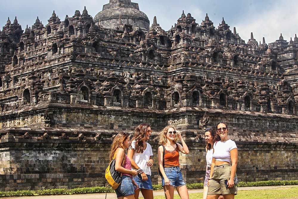 DIAKUI DUNIA: Wisatawan mancanegara (wisman) menikmati pemandangan Candi Borobudur dari area pelataran kemarin. Tarif naik ke Borobudur khusus wisman akan menjadi USD 100. (RIANA SETIAWAN/JAWA POS) - Image