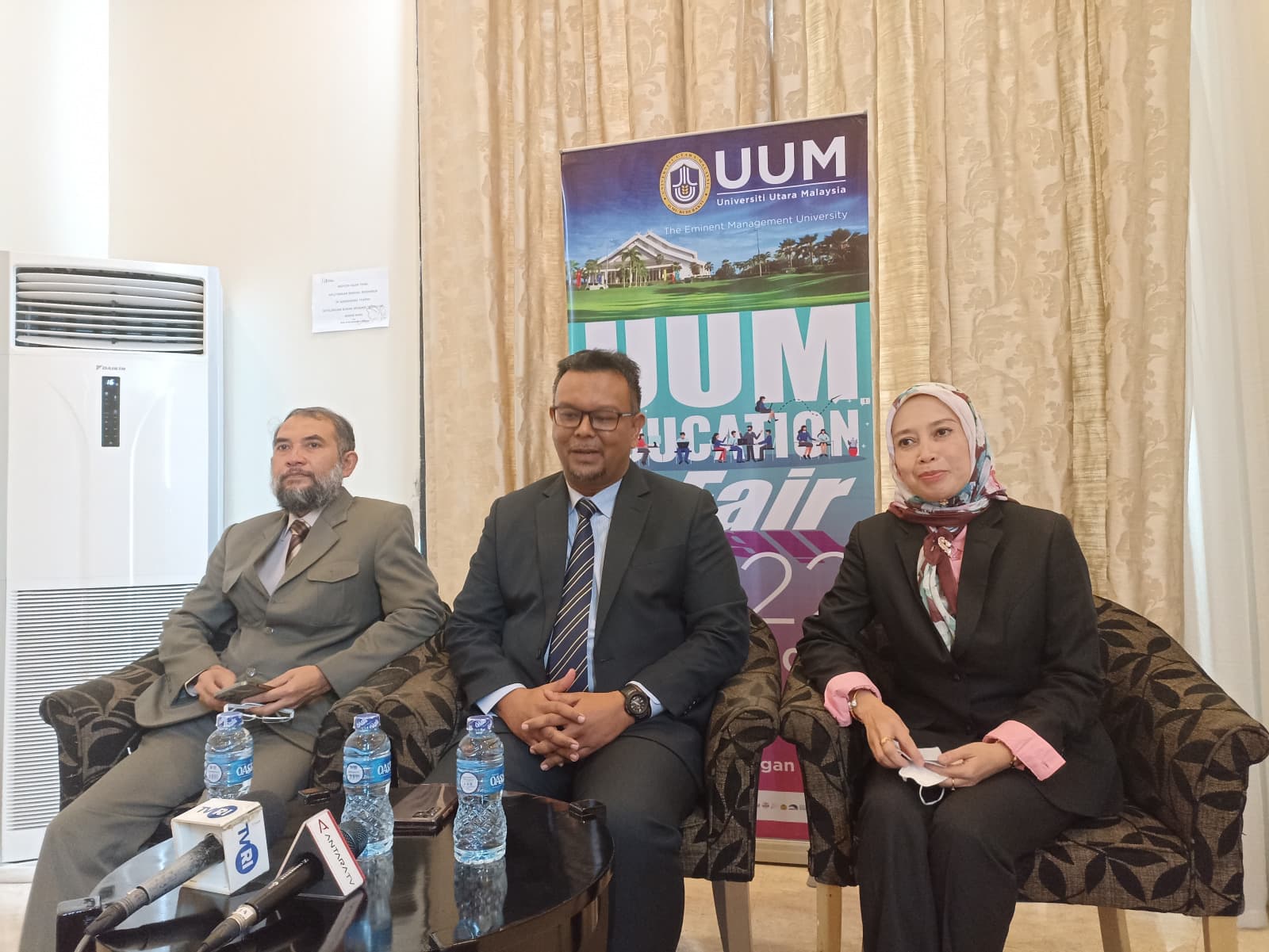 Ketua Umum Aptisi M. Budi Djatmiko (kanan) bersama Rektor Universiti Utara Malaysia (UUM) Prof Haim Hilman Abdullah di Jakarta (24/7). Hilmi/Jawa Pos - Image