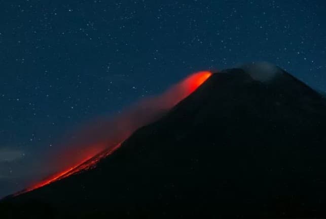 Ilustrasi Gunung Merapi saat meluncurkan lava pijar terlihat dari Cangkringan, Sleman, DI Jogjakarta. Hendra Nurdiyansyah/Antara - Image