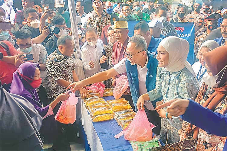 PICU POLEMIK: Menteri Perdagangan yang juga Ketua Umum Zulkifli Hasan bersama anaknya, Futri Zulya Safitri, pada acara PAN Pasar Murah di Jalan Laksamana RE. Martadinata No 2, Teluk Betung Timur, Bandar Lampung, Sabtu (9/7). (DOK. RADAR LAMPUNG) - Image