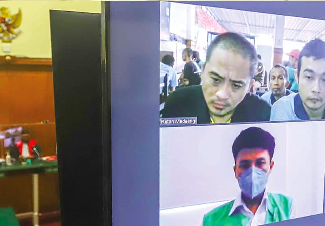 HUKUMAN MAKSIMAL: Dwi Vibbi Mahendra (kiri) dan Ikhsan Fatriana (kanan) mengikuti pembacaan putusan dengan vonis mati yang dibacakan Ketua Majelis Hakim Martin Ginting di Ruang Cakra Pengadilan Negeri Surabaya. (Allex Qomarulla/Jawa Pos) - Image