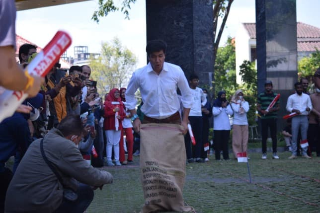 Salah satu peserta mengikuti lomba Agustusan. Unusa for JawaPos - Image