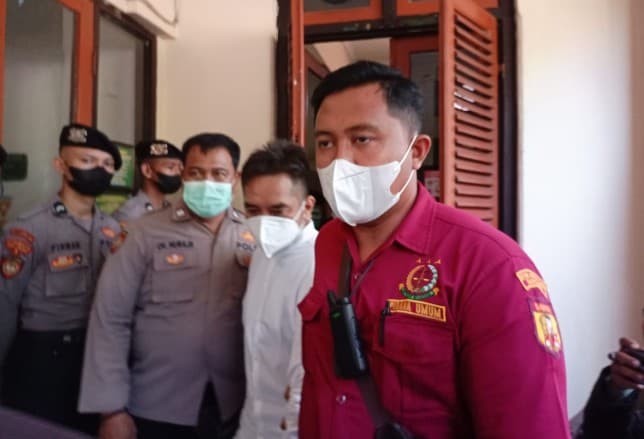 Terdakwa kasus pencabulan Moch Subchi Azal Tsani atau Mas Bechi dibawa ke ruang sidang PN Surabaya. Rafika Yahya/JawaPos.com - Image