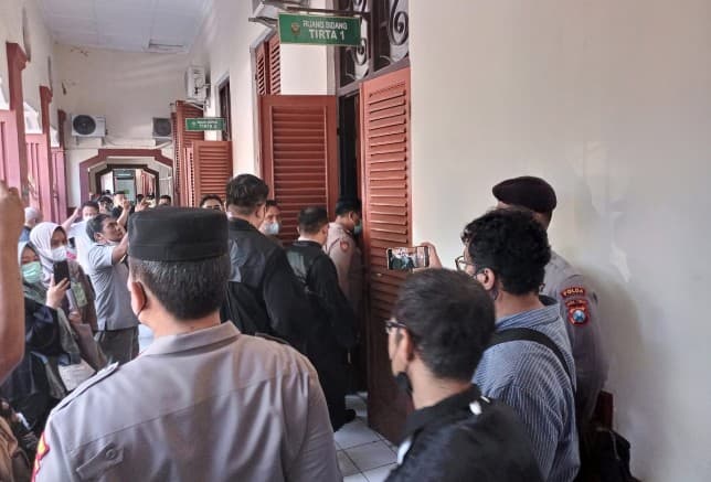 Sidang lanjutan kasus pencabulan dengan terdakwa Moch Subchi Azal Tsani di PN Surabaya, Jumat (19/8). Rafika Yahya/JawaPos.com - Image