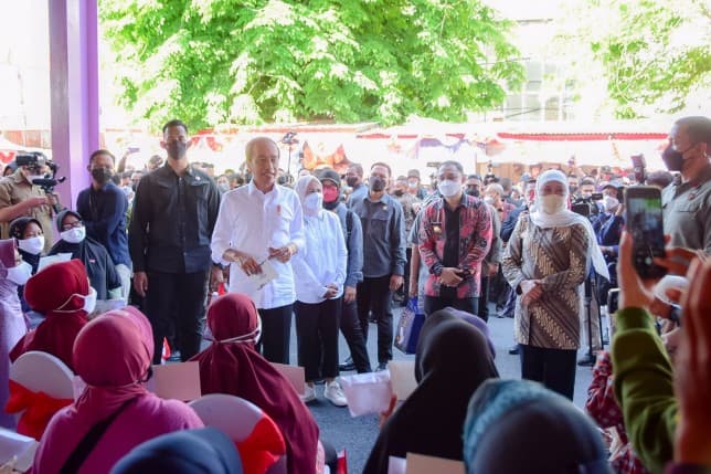 Khofifah saat menemui warga di Pasar Pucang Anom Surabaya. Pemprov Jatim for JawaPos - Image
