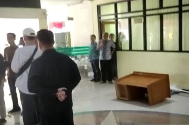 Sejumlah oknum LSM melakukan perusakan fasilitas di Kantor DPRD Kabupaten Tangerang. Azmi Samsul Maarif/Antara - Image